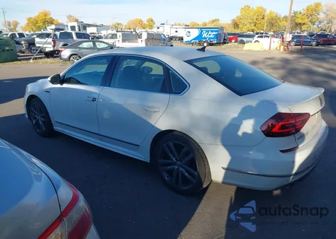 2017 Volkswagen Passat 1.8T R-Line z USA, uszkodzony, nr VIN 1VWDT7A34HC086303